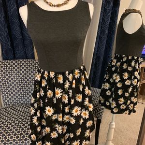 XHILIRATION DAISY SKATER DRESS - M